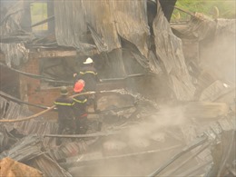 Cháy lớn thiêu rụi 1.000 m2 nhà xưởng